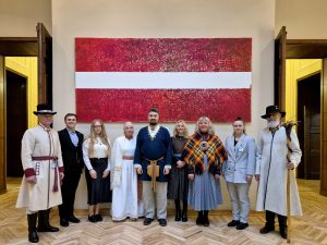 Latvijas Dievturu sadraudzes pārstāvji Saeimā pēc likuma pieņemšanas par dievturības atzīšanu par oficiālu reliģiju.