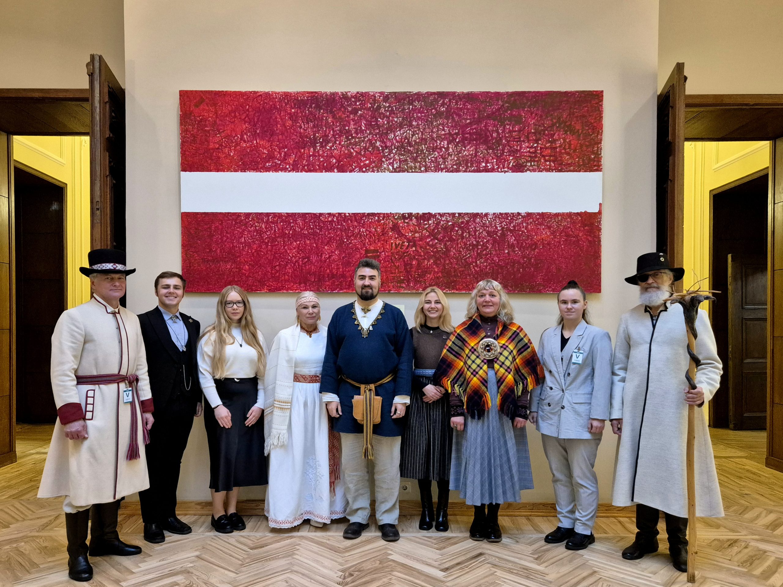 Latvijas Dievturu sadraudzes pārstāvji Saeimā pēc likuma pieņemšanas par dievturības atzīšanu par oficiālu reliģiju.