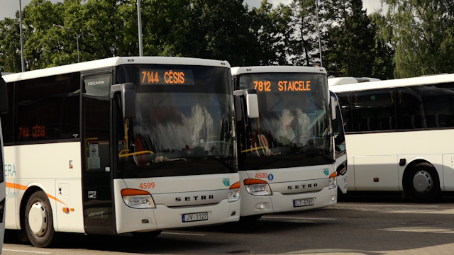 Reģionālie autobusi ar maršrutiem uz Cēsīm un Staiceli autoostā