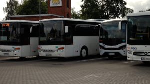 Reģionālie autobusi stāvlaukumā pie autoostas