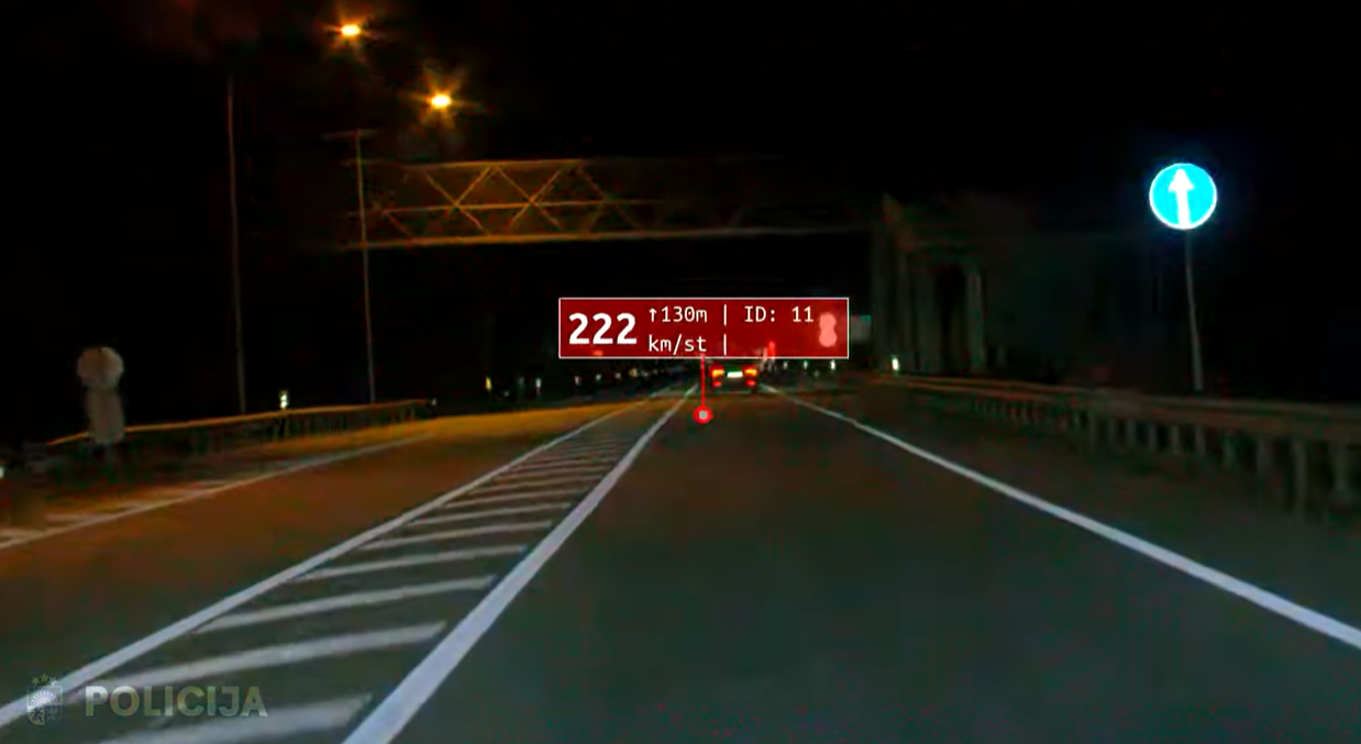 Valsts policijas radara fiksēts ekrānšāviņš naktī, kur uz tilta tumšā auto brauc ar ātrumu 222 km/h.