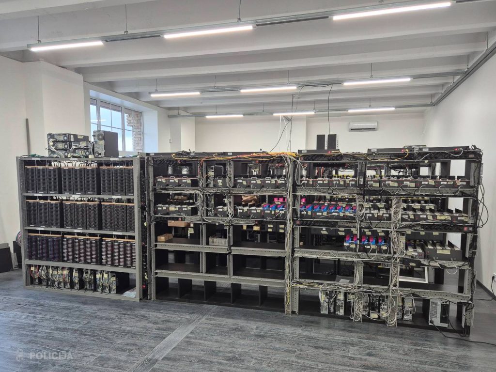 Masīva SIMbox iekārtu sistēma – metāla plaukti ar simtiem elektronisku moduļu un sarežģītu kabeļu tīklu, kas kalpoja krāpnieciskai komunikācijai.