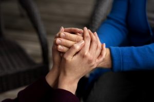 Divu cilvēku rokas saspiedušās atbalsta un līdzjūtības žestā