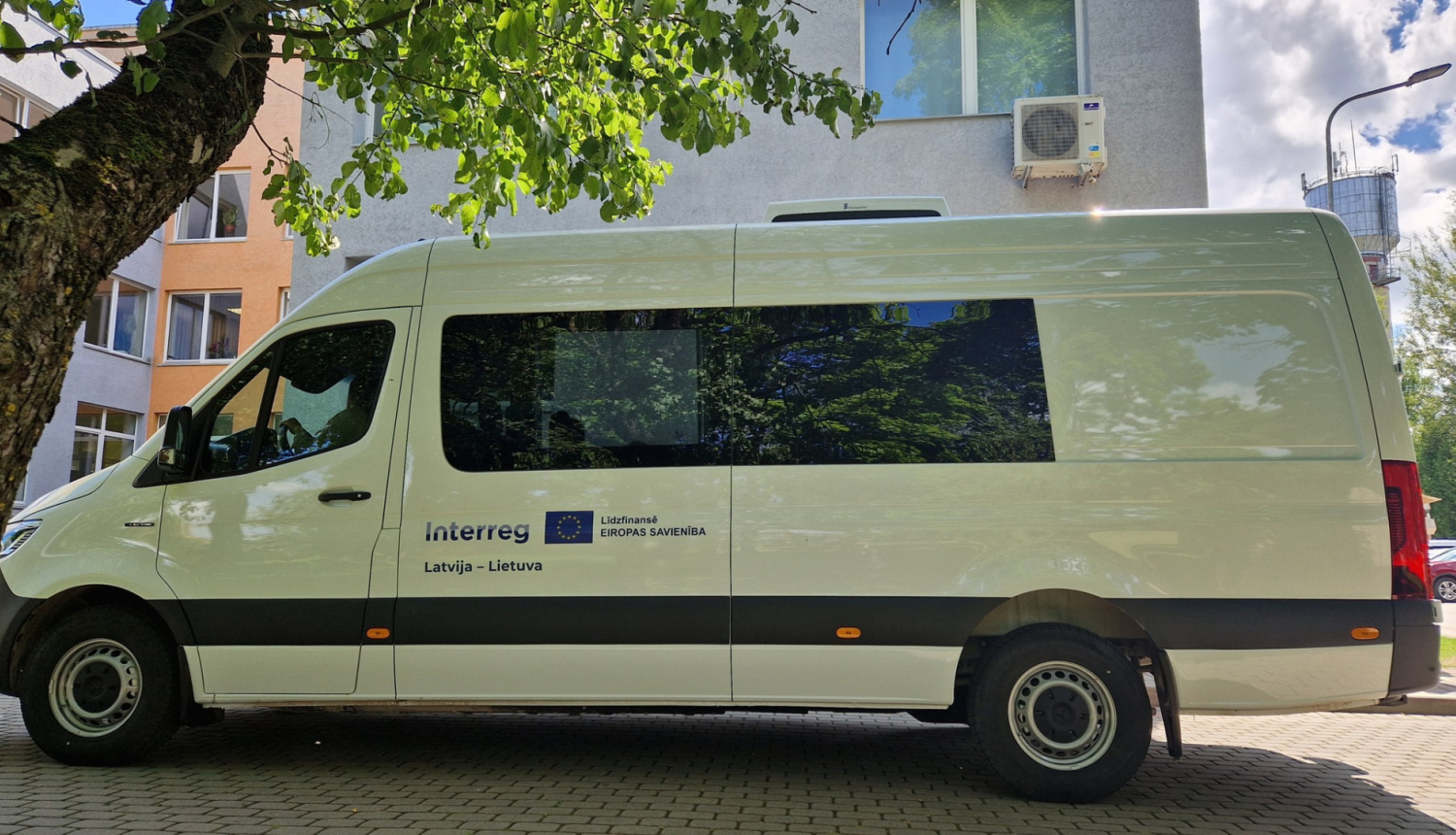 Balts mobilais klientu apkalpošanas mikroautobuss ar 