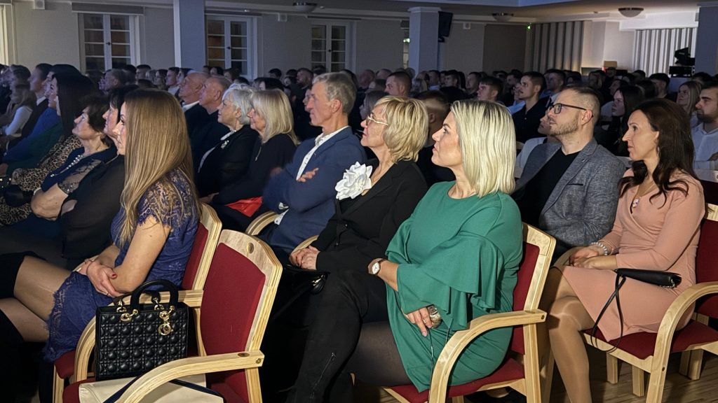 Pirmizrādes apmeklētāju tuvplāns, kas sēž rindās Jēkabpils Tautas namā.
