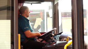 Autobusa vadītājs pie stūres reģionālajā maršrutā