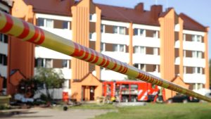 Policijas lenta pie daudzdzīvokļu mājas pēc ugunsgrēka