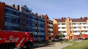 Ugunsdzēsēju auto pie daudzdzīvokļu mājas pēc ugunsgrēka