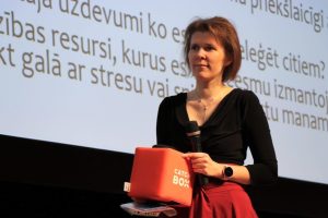 Uzvediba.lv vadītāja Līga Bērziņa vada semināru par stresa pārvarēšanu un emocionālo līdzsvaru.