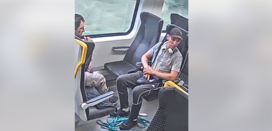 Vilciena vagons ar pasažieriem, sēdvietu un logu.