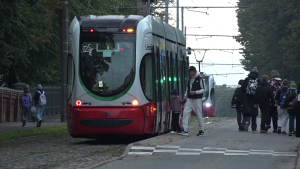 Cilvēki iekāpj tramvajā Liepājā agrā rītā.