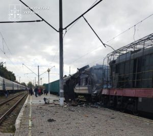 Krievijas triecienā sabojāts vilciens Ukrainas dzelzceļa stacijā