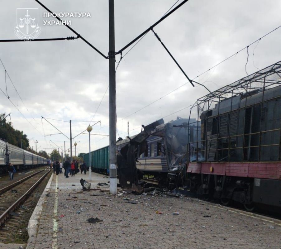Krievijas triecienā sabojāts vilciens Ukrainas dzelzceļa stacijā