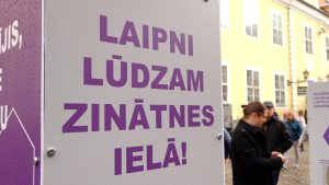 Izstādes uzraksts “Laipni lūdzam Zinātnes ielā!” uz stenda Rīgas ielās.