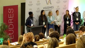 Studentu komanda Vidzemes Augstskolā prezentē idejas Inovāciju koprades laboratorijas noslēgumā.