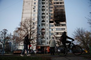 Apdegusi daudzdzīvokļu ēka pēc uzbrukuma Kijivā