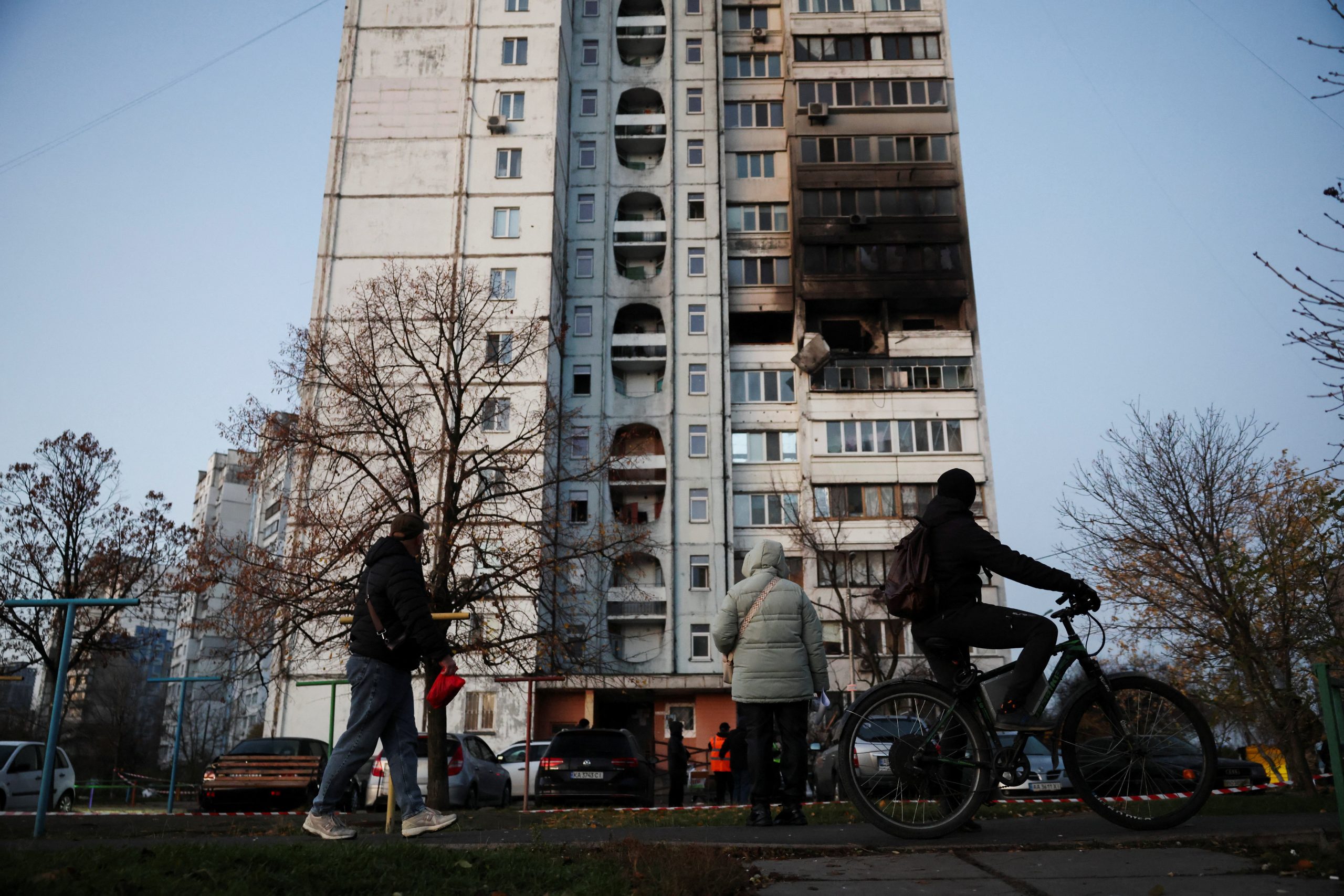 Apdegusi daudzdzīvokļu ēka pēc uzbrukuma Kijivā