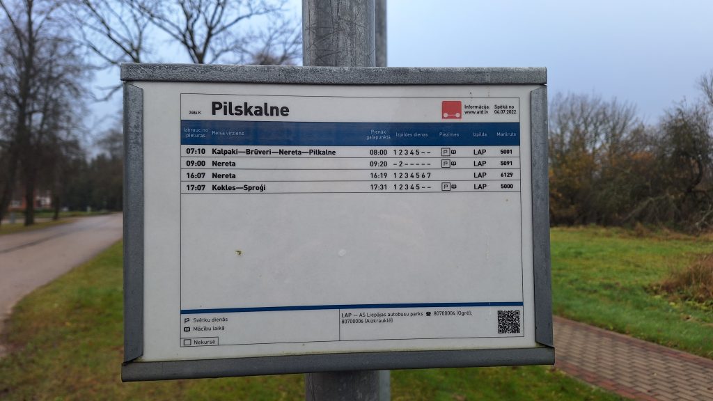 Pieturas zīme ar autobusu kustības sarakstu maršrutam Pilskalne