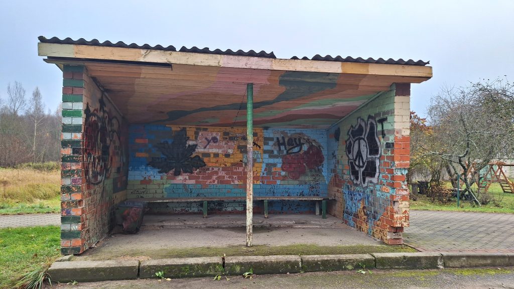 Pamesta, ar grafiti apzīmēta ķieģeļu autobusu pietura Pilskalnes pagastā