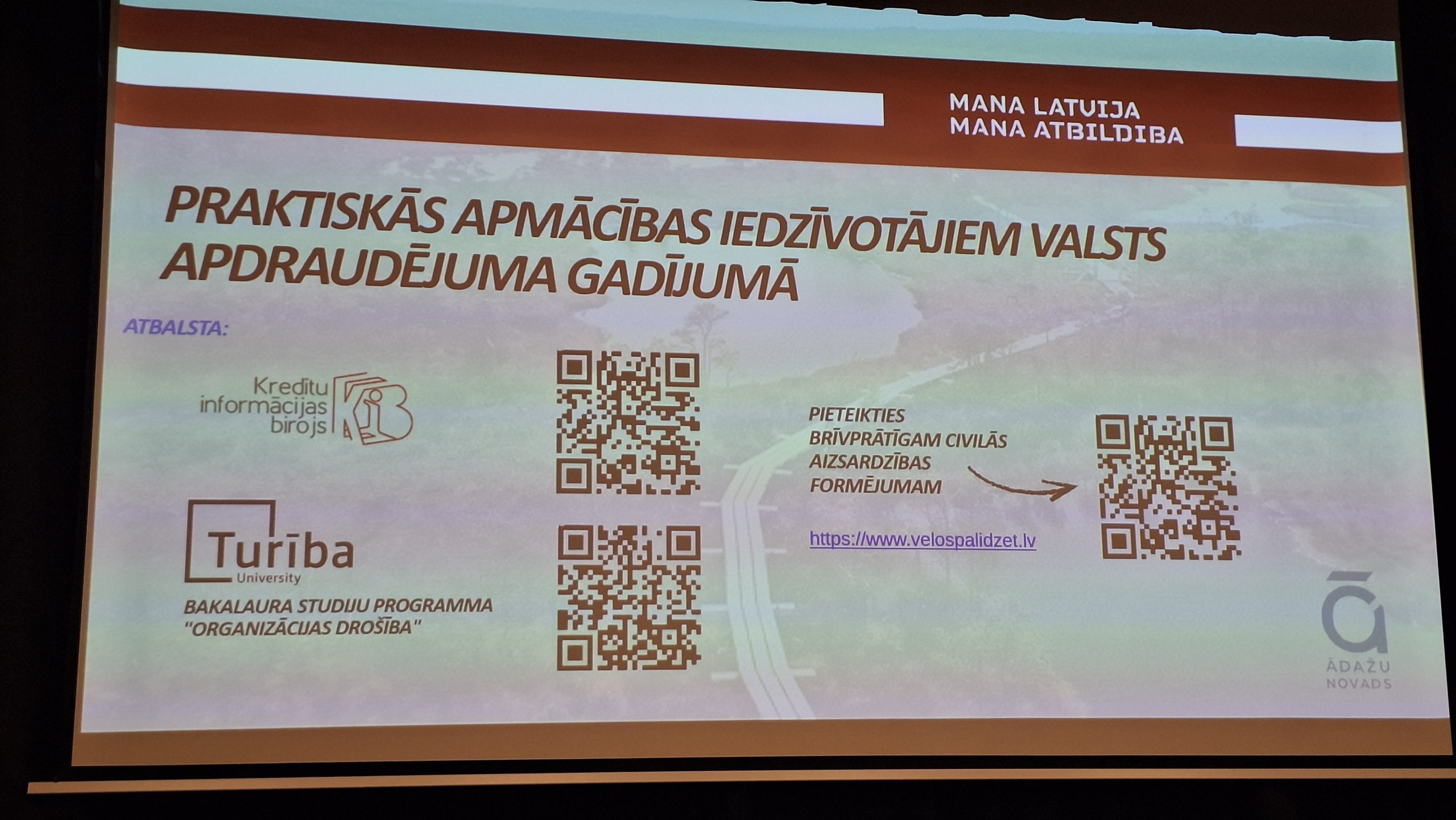 Prezentācijas slaids par praktiskajām apmācībām iedzīvotājiem valsts apdraudējuma gadījumā ar QR kodiem un organizatoru informāciju.