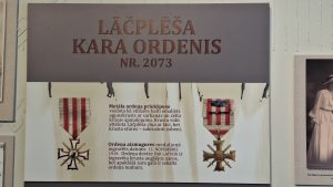 Lāčplēša Kara ordeņa Nr. 2073 apraksts un vizuālais attēlojums muzeja ekspozīcijā.