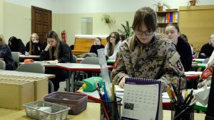 Jaunsardzes formas tērpā ģērbusies skolniece mācību stundā Valmieras 5. vidusskolā Jaunsardzes 33. gadadienas dienā.