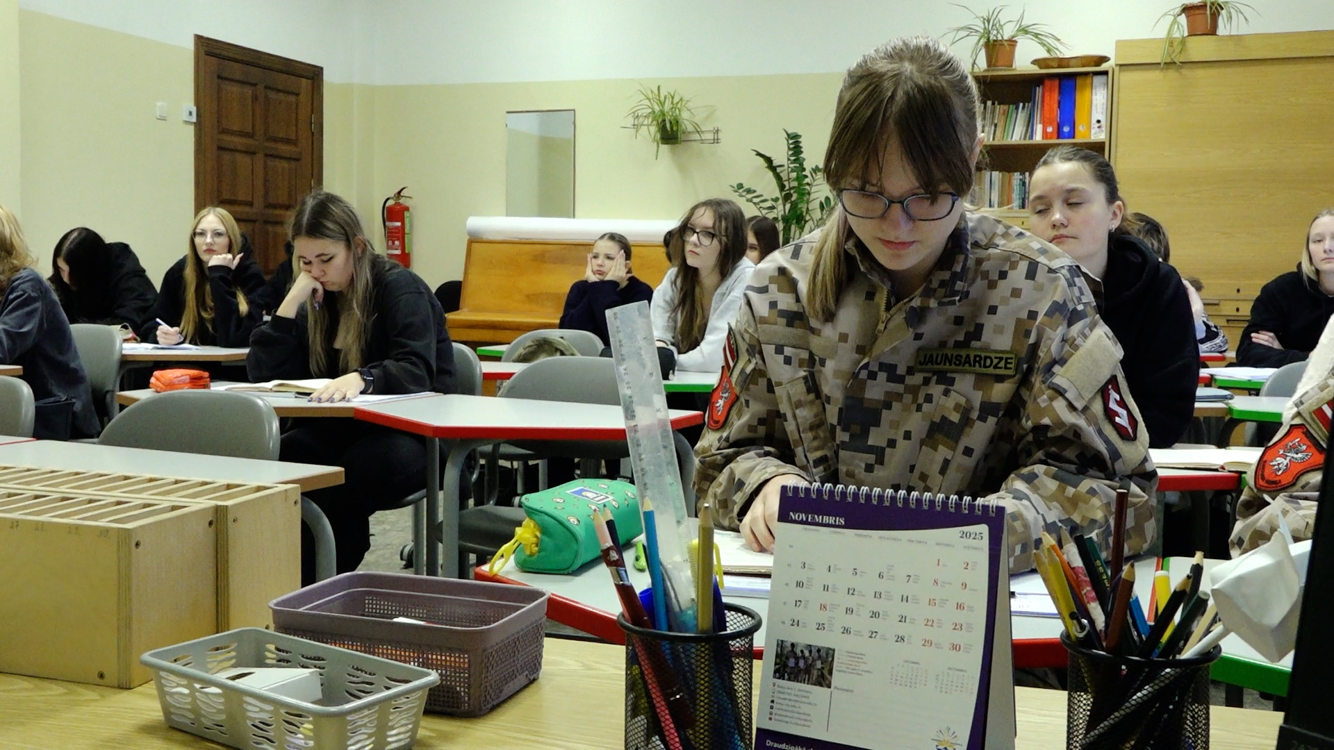 Jaunsardzes formas tērpā ģērbusies skolniece mācību stundā Valmieras 5. vidusskolā Jaunsardzes 33. gadadienas dienā.
