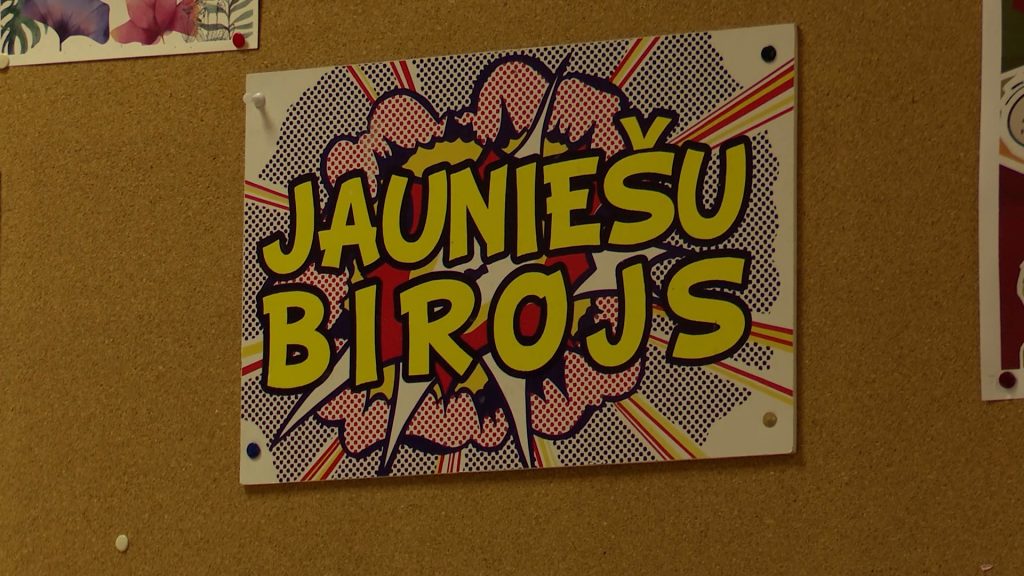Jauniešu biroja uzraksts komiksu stilā pie korķa dēļa.