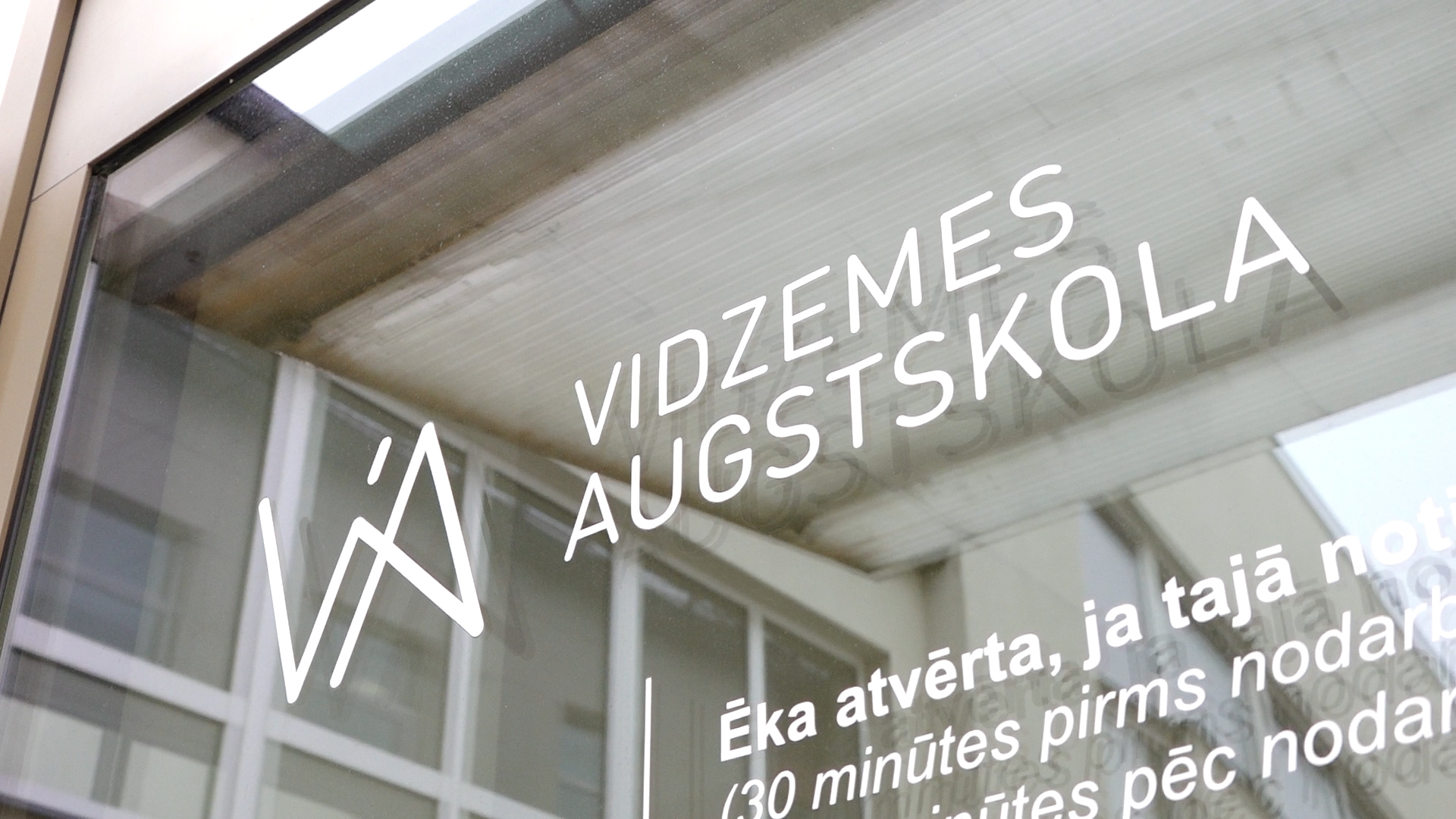 Tuvplānā redzams uzraksts 