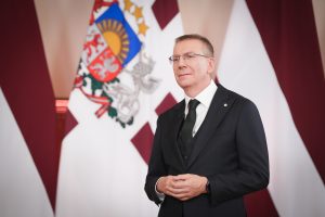 Valsts prezidents Edgars Rinkēvičs svinīgā uzrunas brīdī pie Latvijas karogiem.
