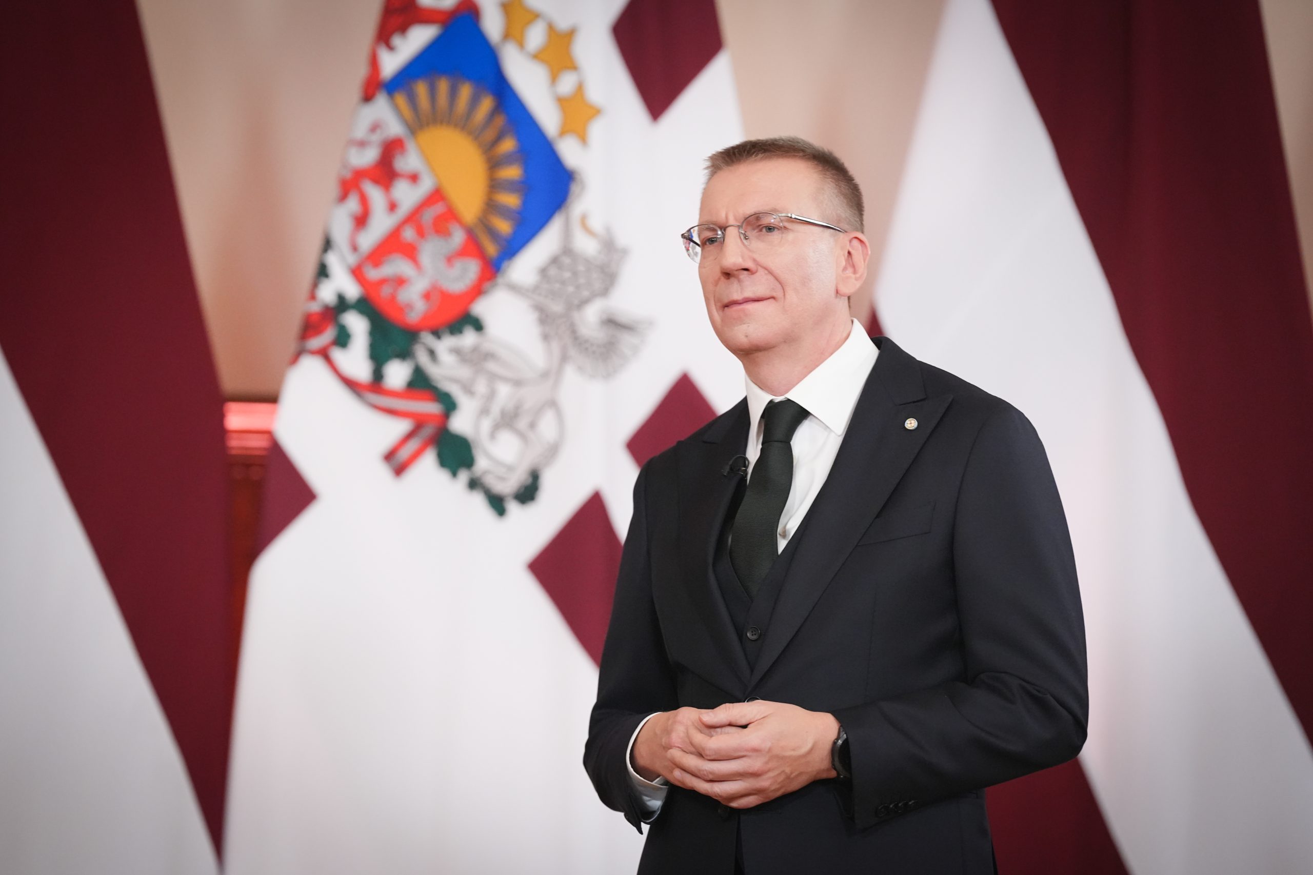 Valsts prezidents Edgars Rinkēvičs svinīgā uzrunas brīdī pie Latvijas karogiem.