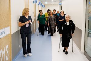Bijušie Vidzemes slimnīcas darbinieki ekskursijā pa pārbūvētajām nodaļām, sirsnīga atkalredzēšanās.