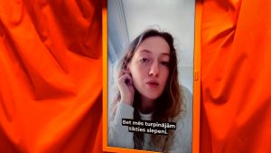 Sievietes stāsts video ekrānā “Oranžajā istabā” Rēzeknē, ANO kampaņas “16 dienas pret vardarbību” instalācijas ietvaros.