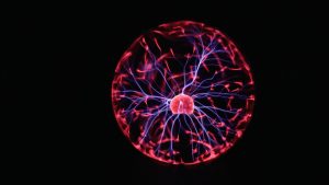 Plazmas lampa kā interaktīvas gaismas instalācijas elements izstādē “Pieskāriens 2025” Jāņmuižā.