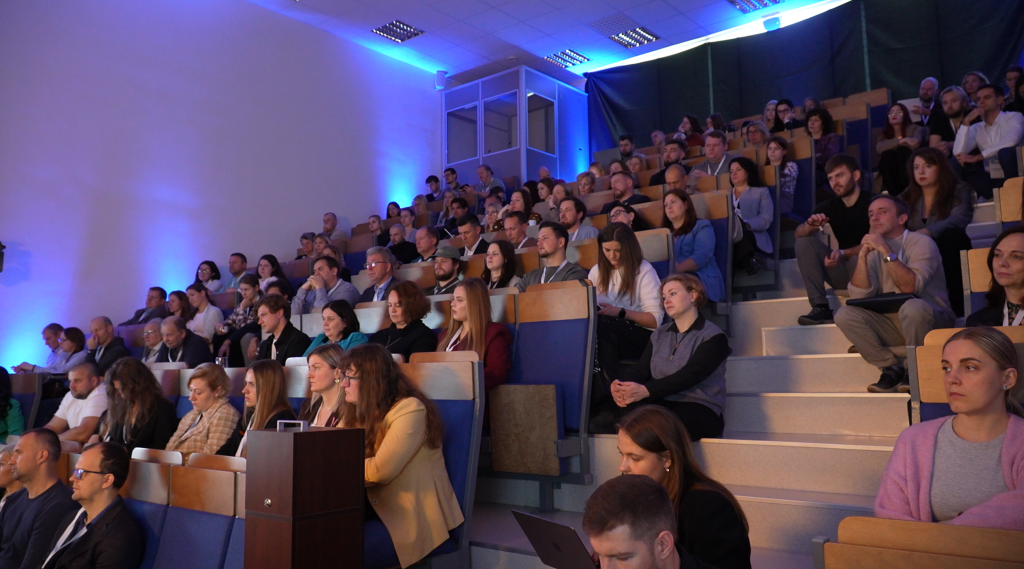 Pārskats par auditoriju amfiteātra stila sēdvietās "StartUp" festivālā Daugavpilī