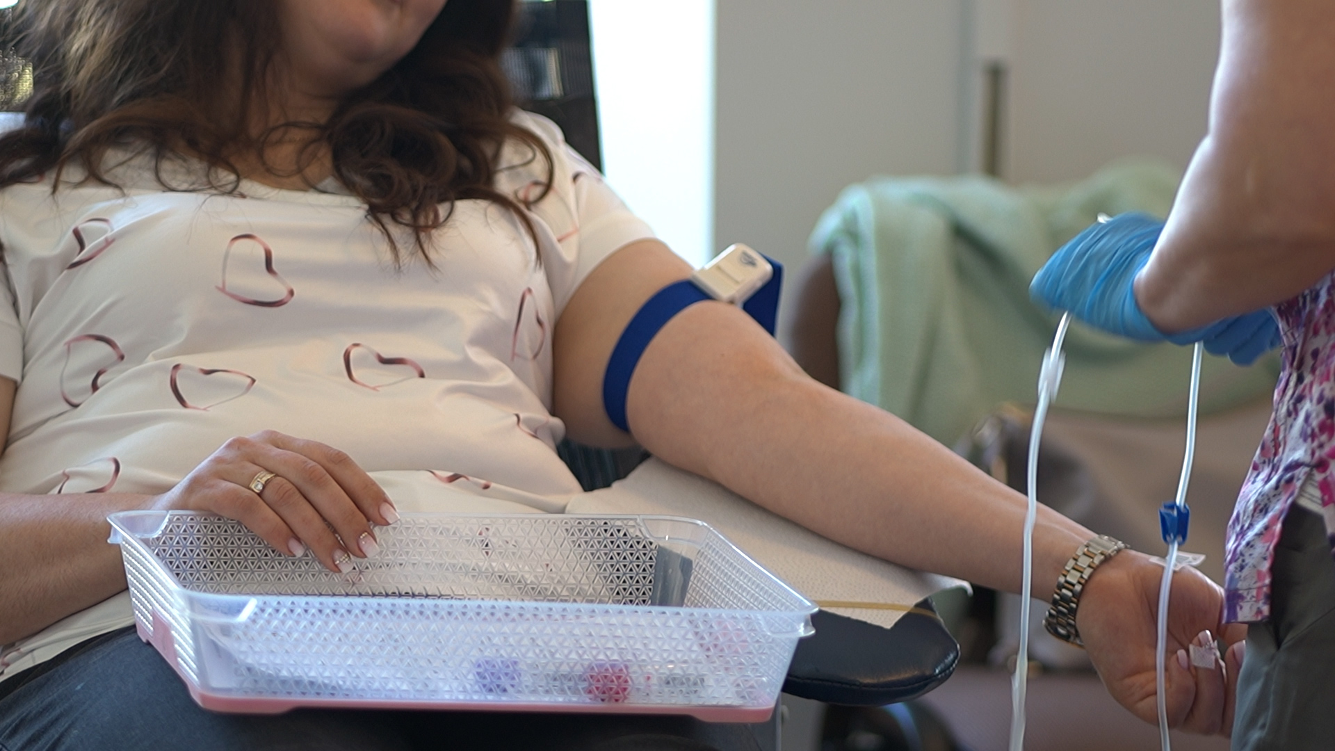 Personai tiek veikta medicīniska procedūra (visticamāk, asins ziedošana vai intravenoza ievadīšana).