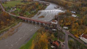 Kuldīgas ķieģeļu tilts un Ventas rumba rudenī, skats no putna lidojuma.