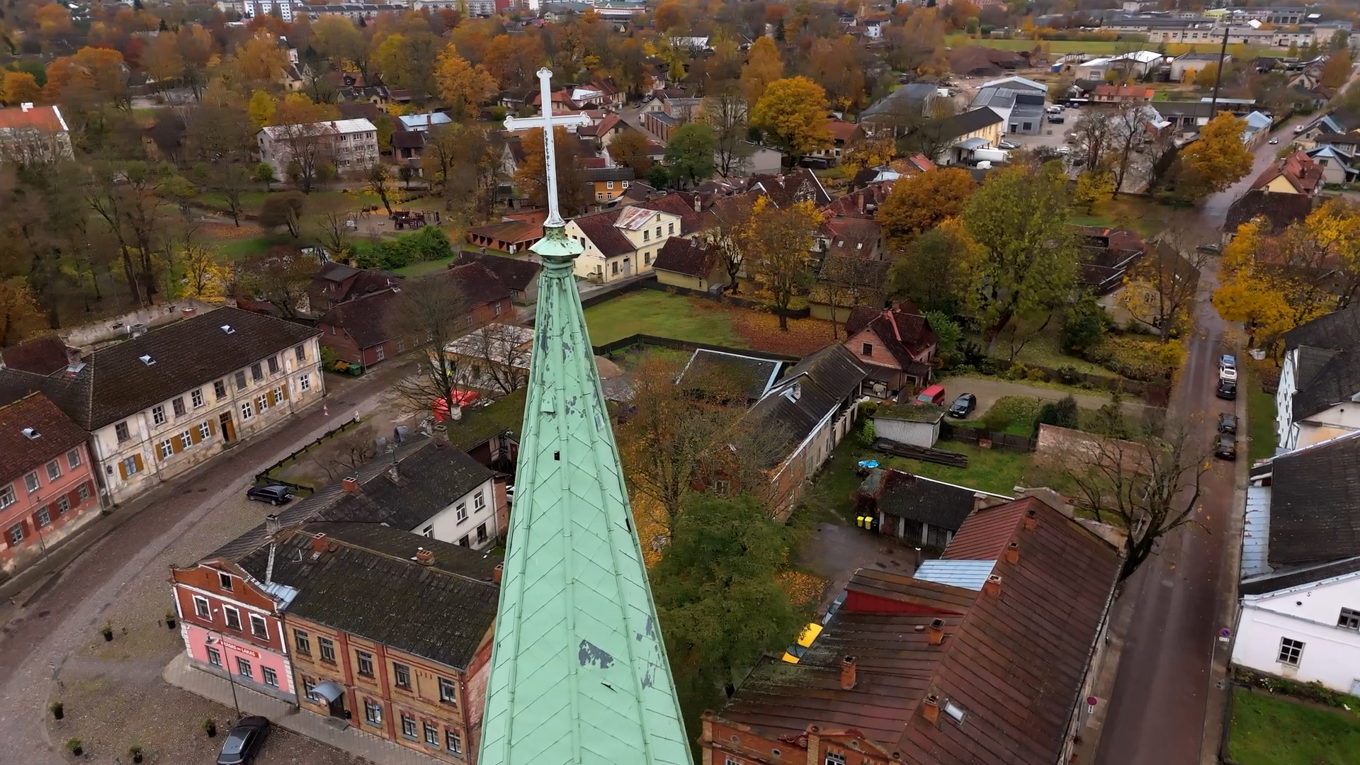 Kuldīgas vecpilsēta un baznīcas tornis skats no putna lidojuma rudenī.