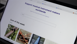 Datora ekrānā redzama muzikālo instrumentu meklēšanas platforma “Zumzound”
