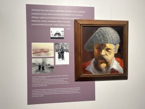 Raimonda Pinņa portrets un informatīvs stends par mākslinieka dzīvi un darbu Cēsu Izstāžu nama ekspozīcijā.
