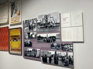 Vēsturisku fotogrāfiju un plakātu ekspozīcija par mākslas un plakātu dienām Cēsīs.