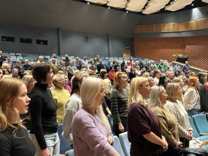 Koru dalībnieki kopmēģinājumā Ogrē, gatavojoties Emīlam Dārziņam veltītajam koncertuzvedumam.