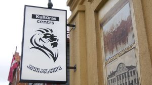 Jaunjelgavas kultūras centra izkārtne ar lauva simbolu un uzrakstu “Kultūras centrs Jaunjelgava”.