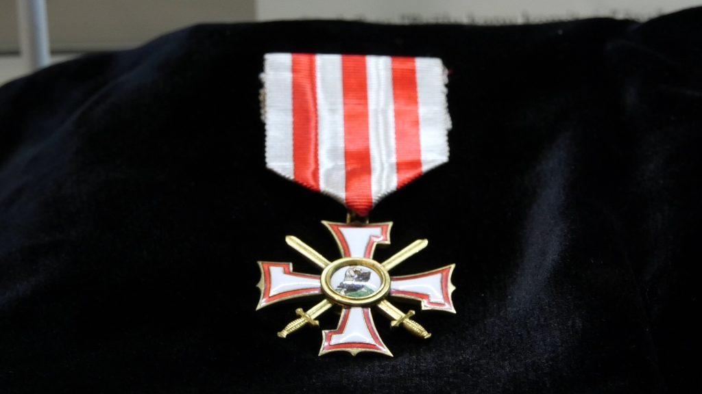 Tuvplāns Lāčplēša Kara ordenim ar sarkanbaltsarkanu lenti.