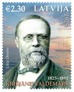 Krišjāņa Valdemāra portrets uz Latvijas pastmarkas ar vērtību €2.30, fonā jūra un buru kuģis.
