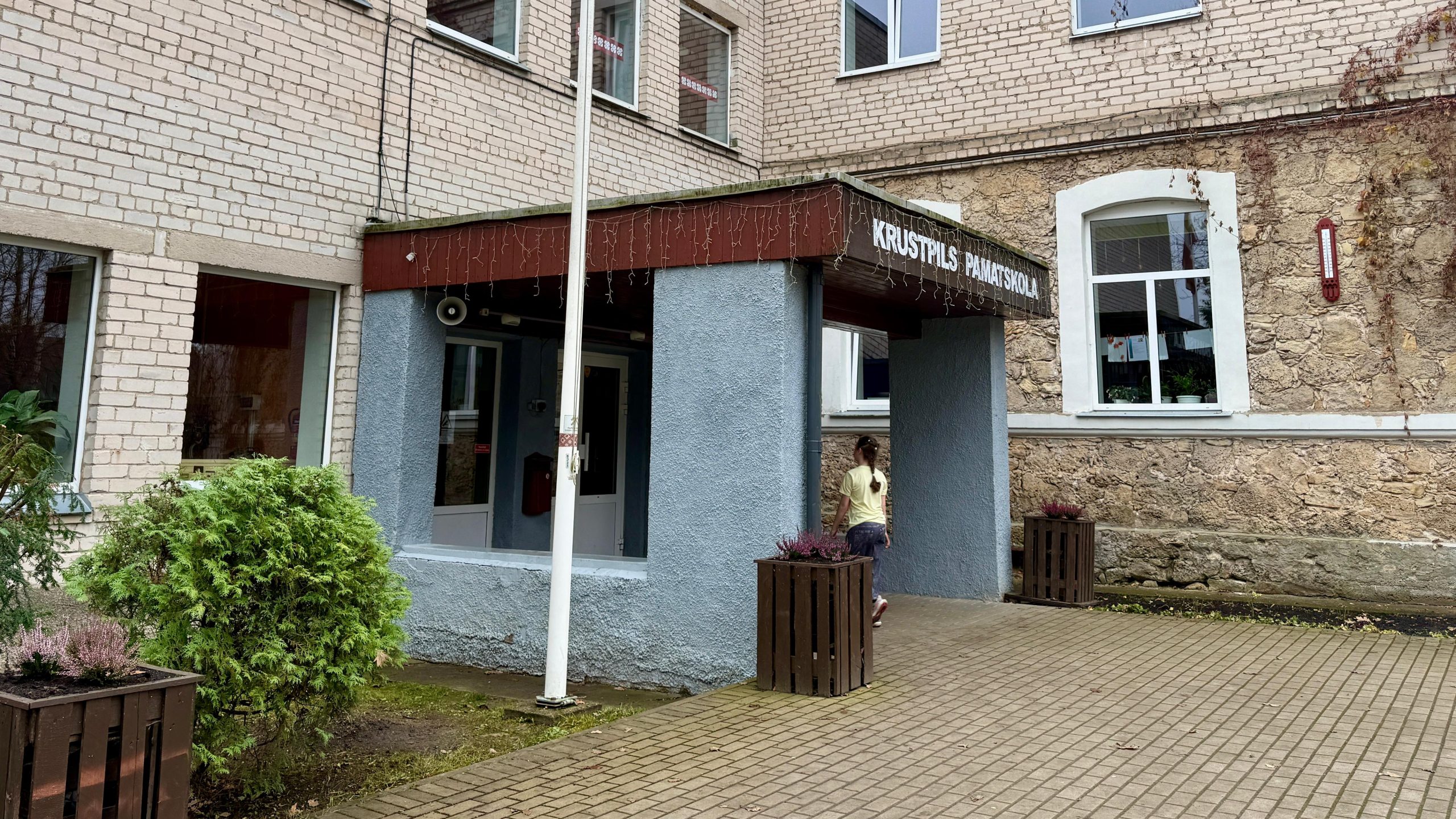 Krustpils pamatskolas galvenā ieeja un ēka