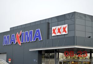 "Maxima" veikala fasāde ar logotipu uz ēkas.