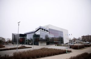 Latgales vēstniecības GORS ēka Rēzeknē, moderna stikla un gaišu fasāžu konstrukcija plašā laukumā.