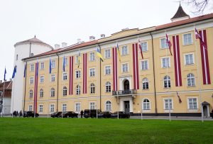 Rīgas pils, Latvijas prezidenta rezidence, ar Latvijas, Ukrainas un Eiropas Savienības karogiem.