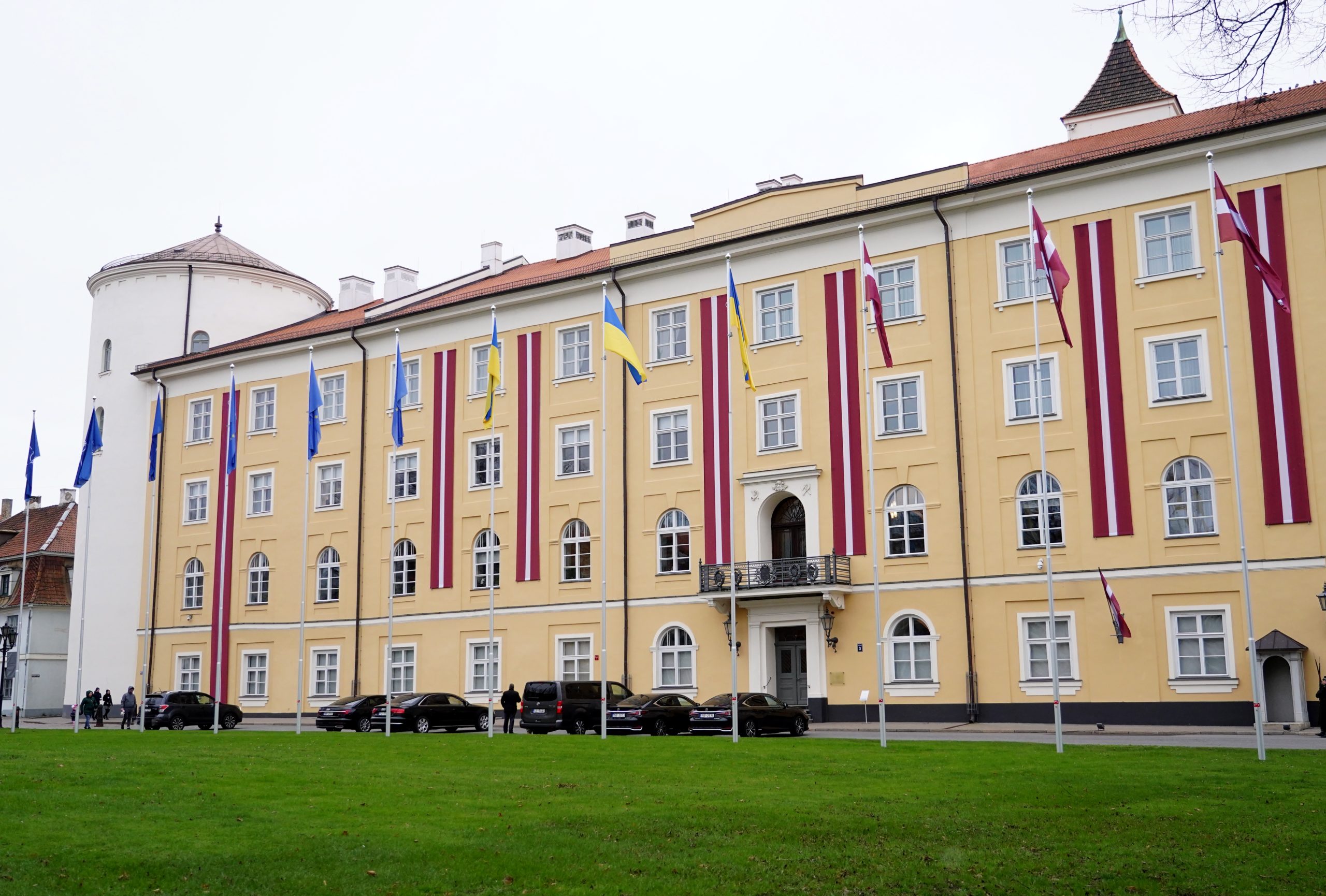 Rīgas pils, Latvijas prezidenta rezidence, ar Latvijas, Ukrainas un Eiropas Savienības karogiem.
